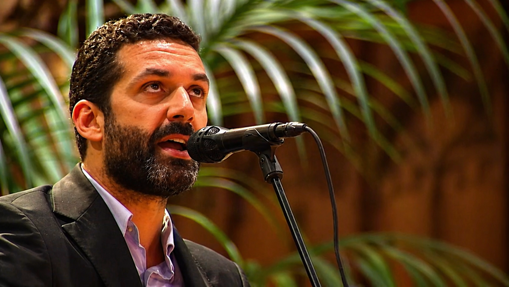 Jaime Anglada singing Aquí Por Ti, eyes raised toward the cathedral vault